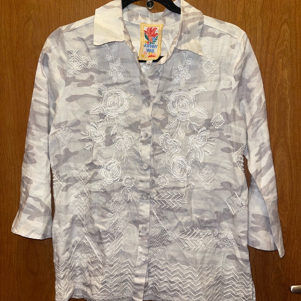 Johnny Was NWOT Gray Camo Floral Embroidered Blouse
